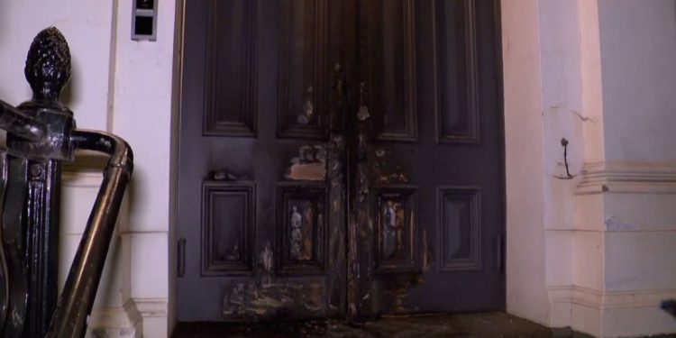 Synagogue door set alight and restaurant stormed in latest antisemitic attacks in Australia